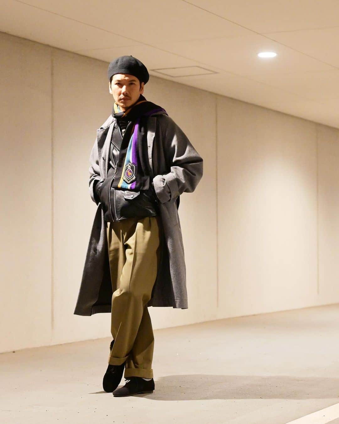 Shuhei Nishiguchiさんのインスタグラム写真 - (Shuhei NishiguchiInstagram)「"Layered style on cold night" 寒い夜の重ね着スタイル。 様々なクラシックな要素をミックスした休日のカジュアルスタイル。  ITEM Coat：#solleciti  Jacket：#cinquanta Shirt：#saintjames  Trousers：#tangent Shoes：#crown Beret：#robertmackie Muffler：#ukvintage」2月11日 22時57分 - shuhei_nishiguchi