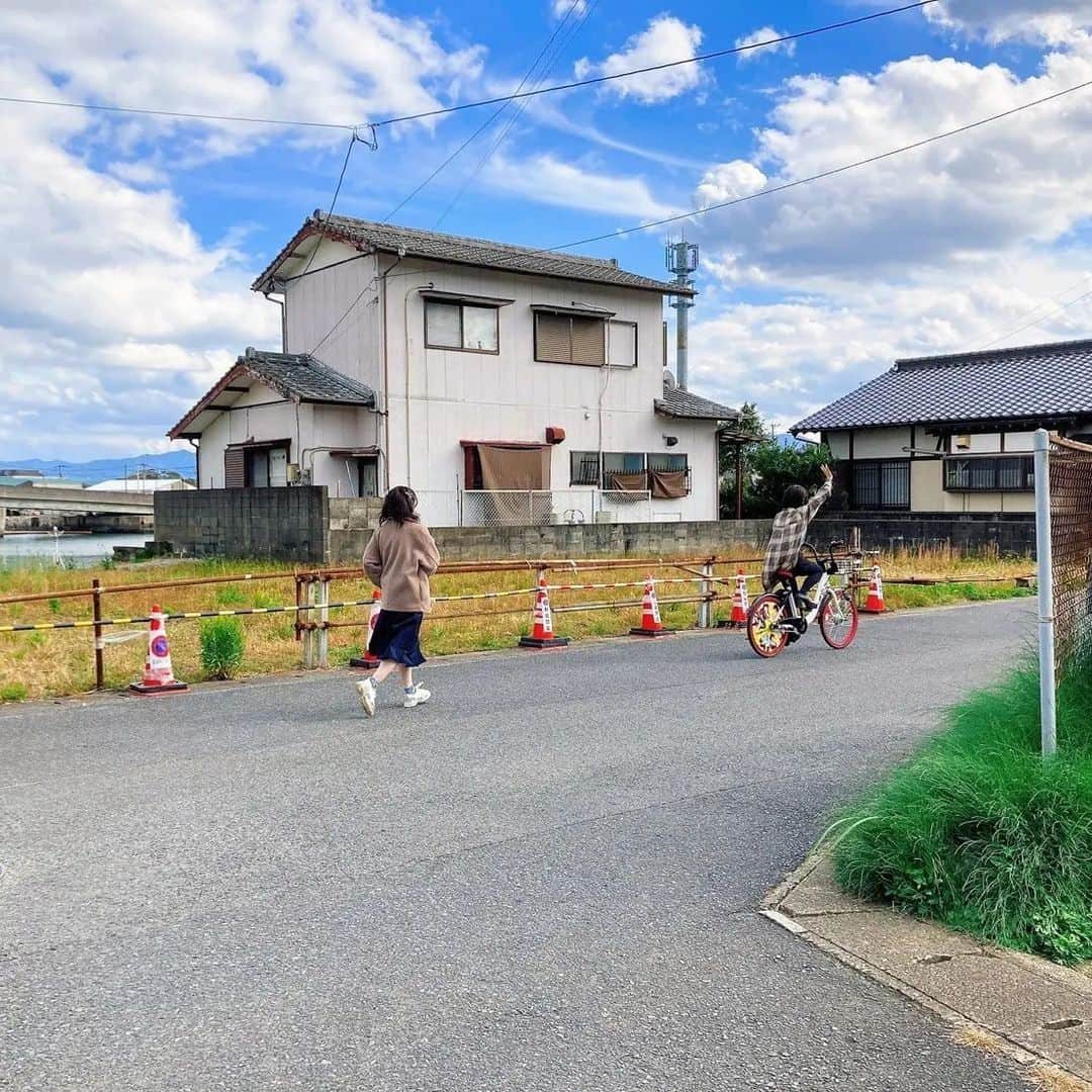 種田梨沙さんのインスタグラム写真 - (種田梨沙Instagram)「🧟  佐賀ー！  おっはよーございまーす！！  というわけで…  ゾンビランドサガの劇場版ヒット祈願のために 佐賀県に訪問させていただいた動画が公開されました！  今回は伊万里湾大花火をメインにしつつ、  リリィ役の美海ちゃんと私が気になる ゾンビランドサガ関連の場所をまわらせていただきました。  主な訪問させていただいた場所は  ・唐津市歴史民俗資料館 ・ドライブイン鳥 ・小島食品工業 ・伊万里湾（大花火） ・嬉野（足湯、シーボルトの湯） ・cafe moca ・佐賀テレビ ・佐嘉神社  などなど…  作中で登場した場所や、 コラボ中のゾンビランドサガマンホールがある場所です！  現地の関係者のみなさんが本当に優しくて、 どこに行っても暖かく歓迎してくださったおかげで 心も体も癒やされる訪問旅になりました✨  「ゾンビランドサガトラベラーズガイド」というロケ地めぐりをメインにした 佐賀旅行ガイド本も発売していますので、  ぜひゾンビランドサガファンの方は 佐賀県旅行の参考にしてみてくださいね♪  またいつか、 キャスト揃って佐賀県に訪問できますように。  今後も佐賀県と ゾンビランドサガを全力で応援しております！  #佐賀 #ゾンビランドサガ #伊万里湾大花火 #写真まだまだ沢山あるからまた更新するね」2月11日 22時58分 - tane_da_dayo