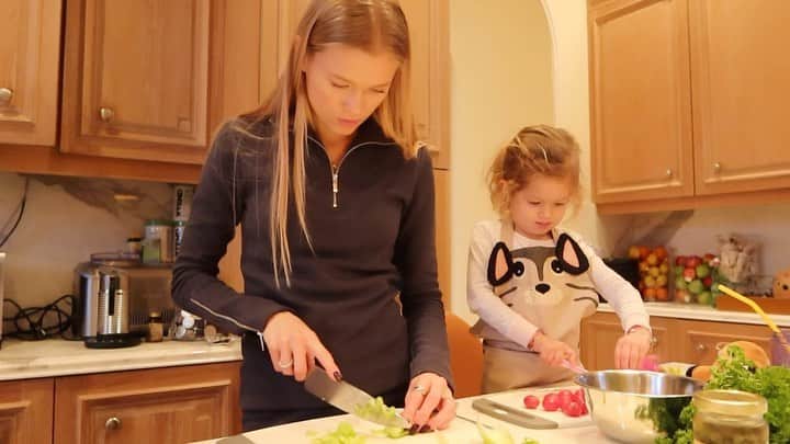 ヴィタ・シドルキナのインスタグラム：「New Video ❤️  I’m back to the favorite section of my channel with some more healthy but REALISTIC recipes!  I really try to eat everything in moderation & eat things that make me feel good.  Im no longer eating foods that I don't like to eat just because they are healthy! I believe that the best way to sustain a nutritious diet is to follow these two simple rules:   1:) you simple need to enjoy the food you eat.  2:) if you want to be successful in sustaining healthy eating it has to fit your day to day schedule & lifestyle   Now ladies, I want to hear what are some “rules” you like to follow?🗣  And, you can find a link in the bio for the full version of this “WHAT I EAT IN A DAY” video ☺️  #vitasidorkina #vitasidorkinastyle #youtube」