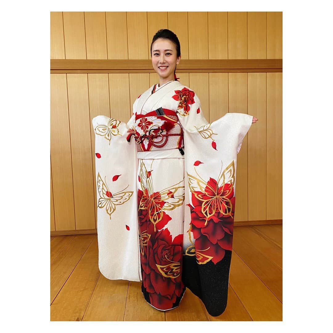 柴田平美さんのインスタグラム写真 - (柴田平美Instagram)「連投します③ 笑  着物綺麗だな、 こんな感じなのか、 動きが独特だな、 日本らしいな、  何でもいいので 何かを感じてもらえたら。  日本舞踊の魅力が 少しでも ほんの少しでも良いから 伝わったら嬉しいなぁ。　　　  やってみたいとか 興味を持ってもらえたら もっと喜びます。笑  衣装と お稽古場をお借りしては はじめての地上波放送。笑  明日１０：２５からの いっとこ！をご覧ください☺️📺👘  #日本舞踊 #踊り #ウエストサイドストーリー #tonight  #コラボ #日本文化 #着物 #振袖 #花いち都屋 #創作舞踊 #いっとこ #UHB #北海道 #アナウンサー」2月11日 23時08分 - narumi.shibata99