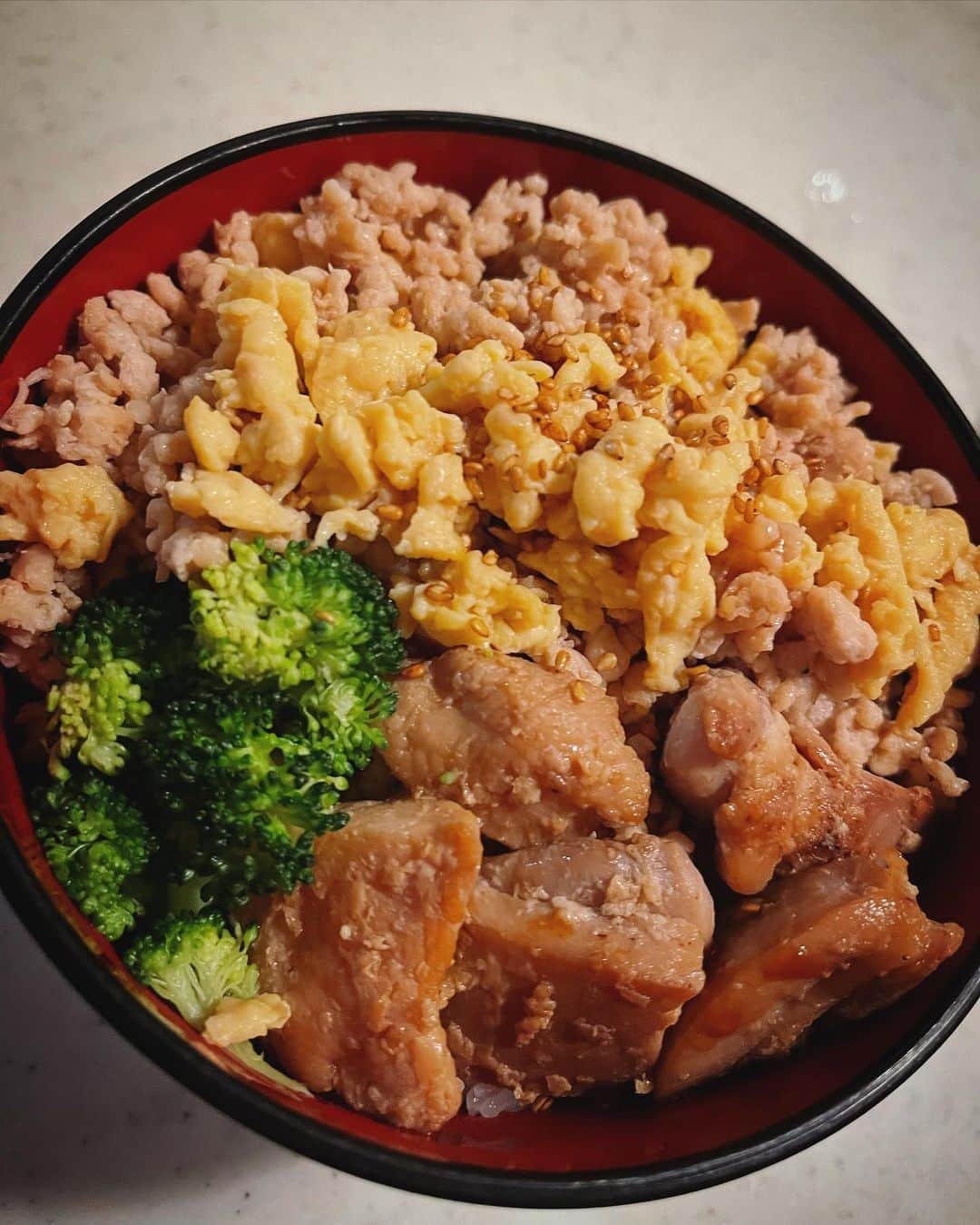 石川亜沙美のインスタグラム：「そぼろ丼 ・ 先日の夕飯 ・ 好きなものは好き ・ お味噌汁と共に 身体をあたためよう ほっこりタイム😋✨ ・ ・ #そぼろ丼  #美味しくいただきました🙏 #💓」