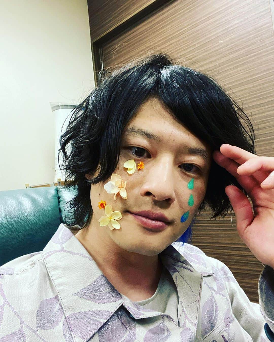 磯部寛之のインスタグラム：「Our latest music video of the song “Rock The World” is now up on YouTube. It was my very first and probably the only time to experience this quite unique make up on my face. Cool times. I hope you all love the song and the video! Hiro Rock The WorldのMVが、YouTubeにて公開になりました。こんなユニークなメイクを顔に施すのは初めてだし、この先も唯一の経験かも。楽しかった。撮影朝までだったけど。曲もMVも、気に入ってくれたら嬉しいです。ひろ #alexandros #musicvideo #rocktheworld #outonyoutube」