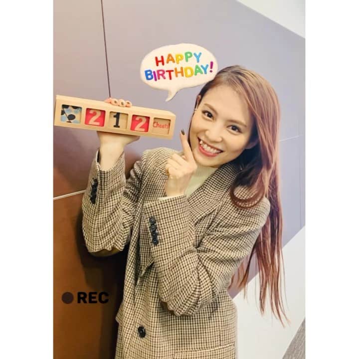 のインスタグラム：「🎂※是非音ありで見てね✨📣🤍 私事ですが本日２月１２日✨🔆 お誕生日をむかえました🥳🎵 ありがとうございます🤍 いつも沢山の応援ありがとうございます🤲🏻 大きな愛に恵まれる歳に更になる様✨ 大人3年目の5歳。 日々を大切に小さな事も大きな事もこれでもかと喜ぶ歳にします。 田野アサミとしてこの世に誕生できた事、とっても幸せ👼🤍 私のお誕生日もですが、 貴方のお誕生日もおめでとうございます🎂 今日BDじゃなくてもいいじゃない！笑 『３６６日のおめでとーーーーう🥳🎂✨』 #田野アサミ#asamitano #212#birthday#🎂 皆がTwitter,Instagramでつけてくれているハッシュタグ #田野アサミ生誕祭2022 #田野アサミ誕生祭2022 見に行っちゃうよ😏🎂✨ありがとう🤍  そして最後に....私を産んでくれた母！！！ これでもかと感謝🤍」