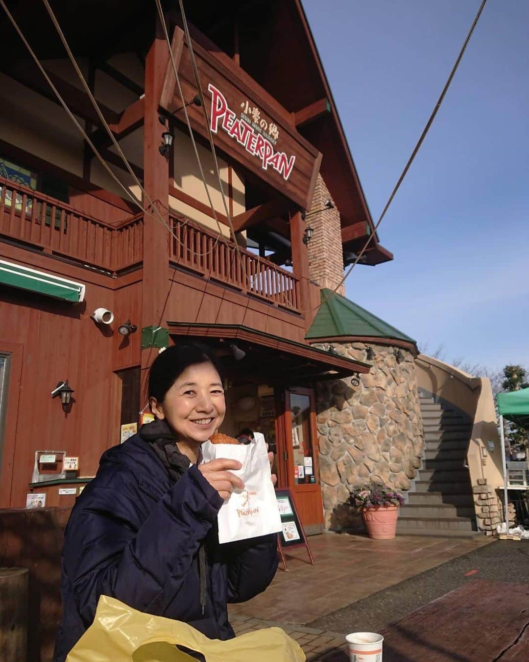 宮崎美子さんのインスタグラム写真 - (宮崎美子Instagram)「皆さん、おはようございます☀  映画の撮影で昨日から、千葉に来ておりました。  本日の撮影は、まさに朝飯前に終わり、朝飯を近所のパン屋さんに。  朝からレジに行列が出来る人気店です。  #パン #パン屋 #朝ごはん #映画 #撮影」2月12日 9時36分 - miyazakiyoshiko.official