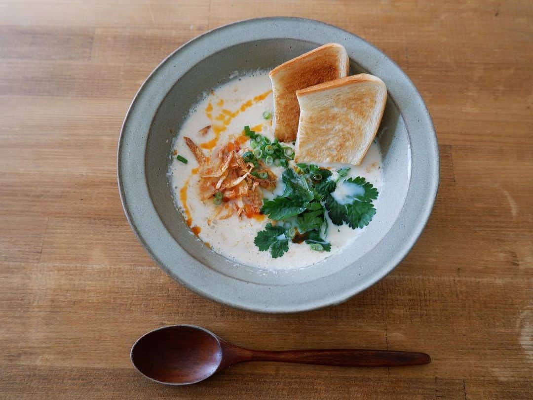 依吹怜のインスタグラム：「シェントウジャンで朝ごはん。🇹🇼  お酢とお醤油に温めた豆乳いれるだけ。おぼろ豆腐ぽくなるのよね。 いつもは黒酢だけど今日はお酢で作ったらさっぱりあっさり朝にちょうどよき。 食パンもひたひたにして美味しかった✌︎  #ibukitchen🧡」