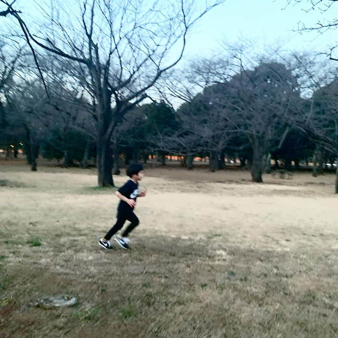 安田美沙子さんのインスタグラム写真 - (安田美沙子Instagram)「先日息子とランニングしました🏃‍♀️✨  いまのところ、はしるのがほんとに好きみたい☺️  もう、コースとか関係なく行きたいみちをゆく。  うん、それでいいのだよ。  好きなように走って、好きなようにうごきまわってもらいたい。  ヨチヨチなフォームが、段々と綺麗なフォームになってきた✨  3枚目はお米をあさる次男。 4枚目は新聞に載ってたと母から送られてきました✨  #run #boy #nike #running #rice #boys #brothers #family #mama #runから始まる笑顔な暮らし #半袖男子」2月12日 10時00分 - yasuda_misako