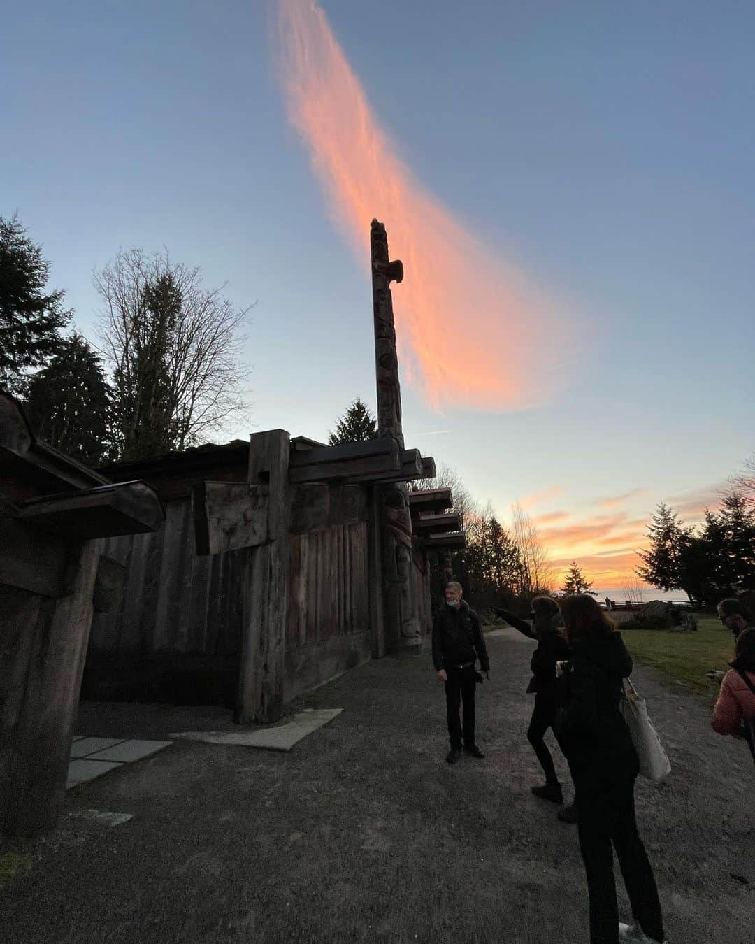 光浦靖子のインスタグラム：「Museum of anthropology at UBC  My teacher explained a lot about First Nations. At that time I didn’t noticed, but the sky was !!!!  UBCの人類学博物館に行きました。空がすごくね？」
