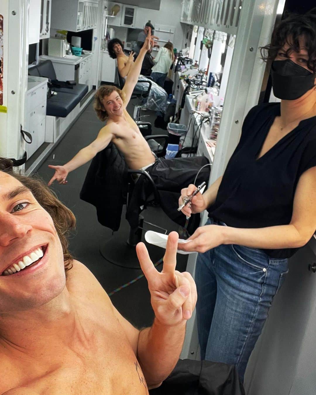 サム・クラフリンのインスタグラム：「Morning ‘Spa Time’ with the boiz. @daisyjonesandthesix」