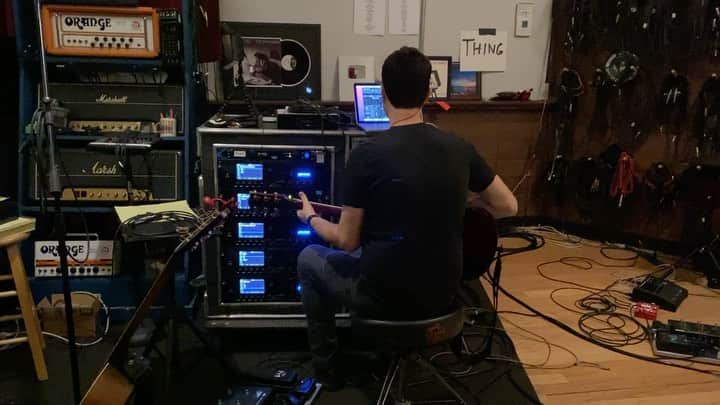 ジム・アドキンスのインスタグラム：「Getting all guitar center up in here.」