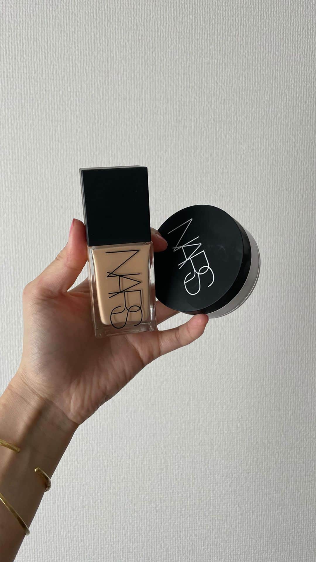 のインスタグラム：「2つ前の投稿にも載せた NARS 新作の推しベースメイク🦢  とんでもなく素肌見えして お肌をキレイに見せてくれます◯  ☑︎ファンデーション 4/8発売 #ライトリフレクティングファンデーション 02174 DEAUVILLE  ☑︎パウダー 2/11発売 #ライトリフレクティングセッティングパウダー  ルース N 02383  パフは手持ちのものを使用しました。 既存のプレストタイプのミニが出たので 持ち歩きならそれがオススメです🤍  #ik_make#nars#narscosmetics#lightreflectingfoundation#lightreflectingsettingpowder#basemakeup#make#makeup#ナーズ#ベースメイク#ファンデーション#フェイスパウダー#ツヤ肌#艶肌#マスクメイク#メイク動画#コスメレビュー」