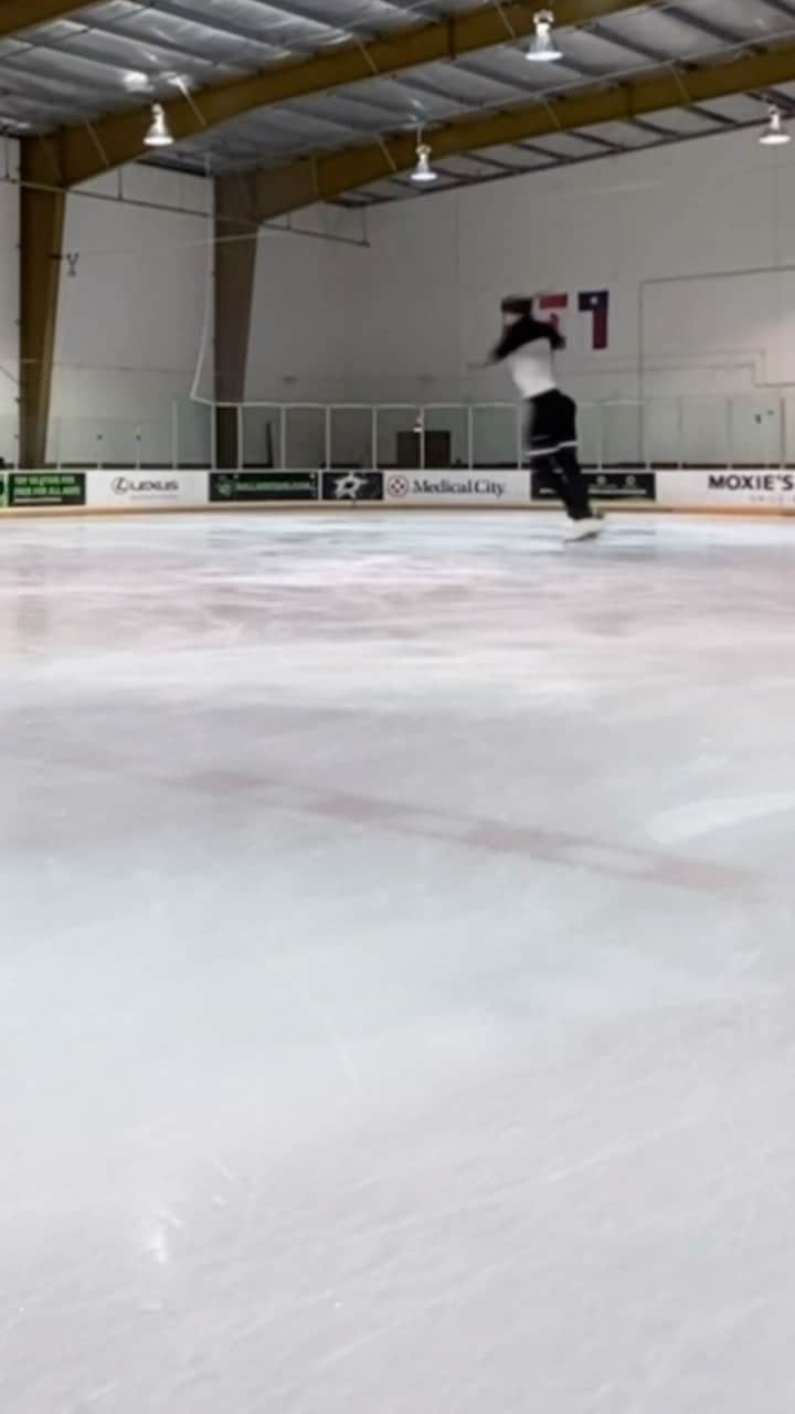 アンバー・グレンのインスタグラム：「Ever wonder what training might look like for a Olympic alternate? #olympics #winterolympics #iceskating」