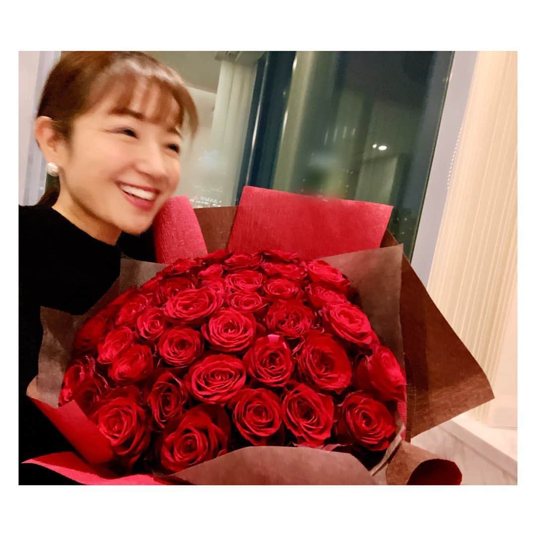 長野美郷さんのインスタグラム写真 - (長野美郷Instagram)「今シーズンは#雪 が多いですね☃️ 東京は慣れていないので 車の準備やら 心の準備やら たいへんです。 （といいながら、少ーし浮き足立ってたり🥺）  キレイな#バラ ！🌹 これ一発で何本あるか数えられたらすごくないですか？  私は無理でした！  ってこれ、私のじゃないんですけどね。w あまりにキレイで、拝借。 我が物顔ですみません🤭  #我が物顔すぎるので白状しておきました #結局何本なのか分からない #花好き　#🌹　#花束」2月12日 8時16分 - misato_nagano_1127
