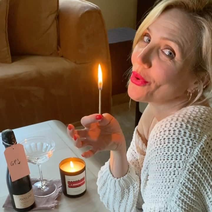 キャメロン・ディアスのインスタグラム：「@avaline clean, delicious wine and Goop’s vagina candle - the *perfect* gifts for anyone you love (including yourself) 💕  And the best part, @goop will donate $35 from the sale of each “Hands Off My Vagina” to benefit the ACLU Foundation’s Reproductive Freedom Project. Cheers to that!🍾」