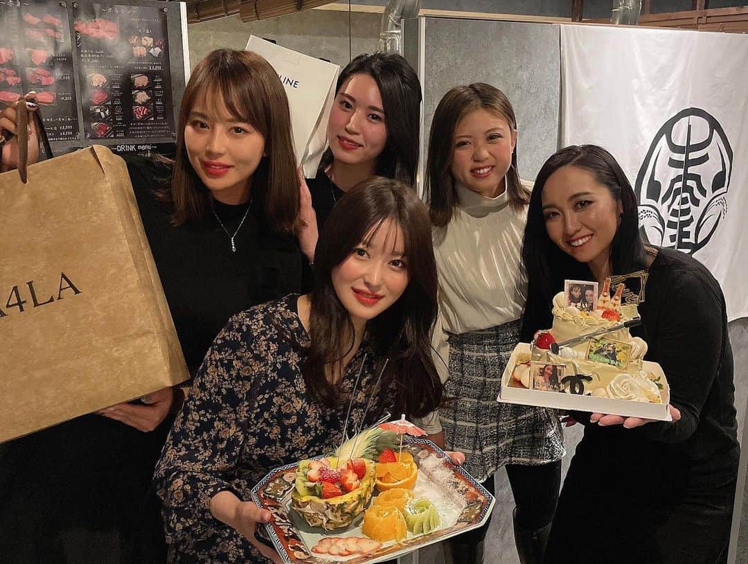 原田怜奈のインスタグラム：「友達のお誕生日会と しのちゃんの祝勝会しました❤︎  久々にみんなに会えて 楽しかったし、 とにかくオーダーしたケーキが 可愛いすぎました❤︎ @curana_cake   会場となった 焼肉屋さん 美味しすぎました❤︎ また絶対行く❤︎❤︎ @gyuu_ou   2枚目みてください❤︎👓 ありがとうございます❤︎  またみんなで会いたいな❤︎  3枚目は 同い年で仲良すぎなあやちゃんと❤︎ . . . . #お誕生日会 #女子会　っぽいやつ。笑 @_shino.miyata  #優勝おめでとうございます  #オーダーケーキ」