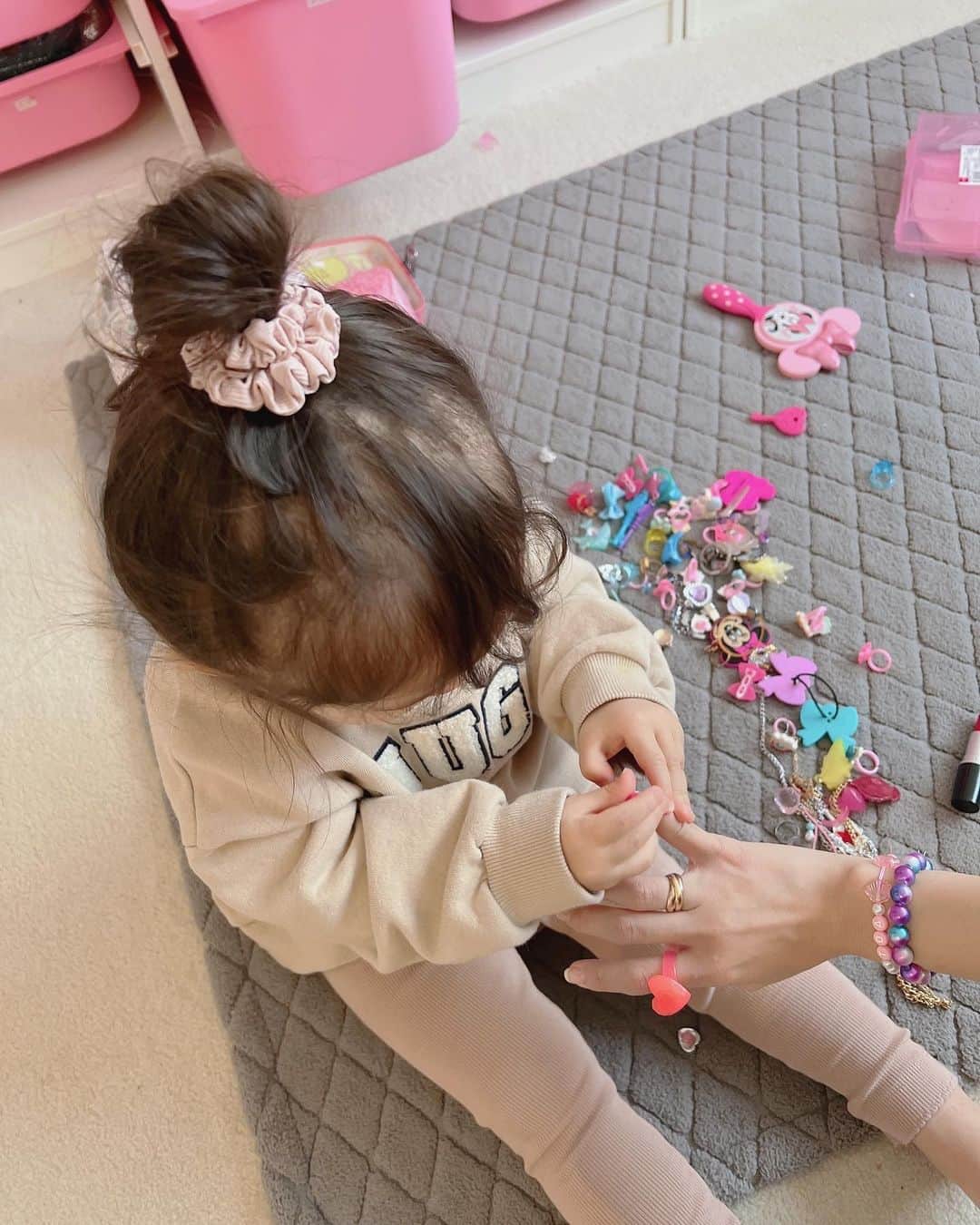 近藤千尋のインスタグラム：「2歳の娘はずっと私に アクセサリーをつけてきてくれる💍笑 (全部ねぇねの宝物、バレたら怒られるやつ) 髪の毛もくくりたいみたいで、 毎回沢山毛が抜けてるだろうなぁってくらい痛いです🥰笑  次々とおもちゃに飽きて 片付けど片付けど散らかる部屋❤️笑 ピンクの棚はIKEAです😍  そんな土曜日☺️  早くどっか旅行とか行きたいね✈️ みんな今どこ行きたいー？😚笑 妄想するのはタダだもんねぇ💗笑  国内もいいけど海外もいいよねぇ☺️ふふ  美羽の着ている @ajuga.shop  トレーナー 再入荷してるからこの機会に是非です💗」
