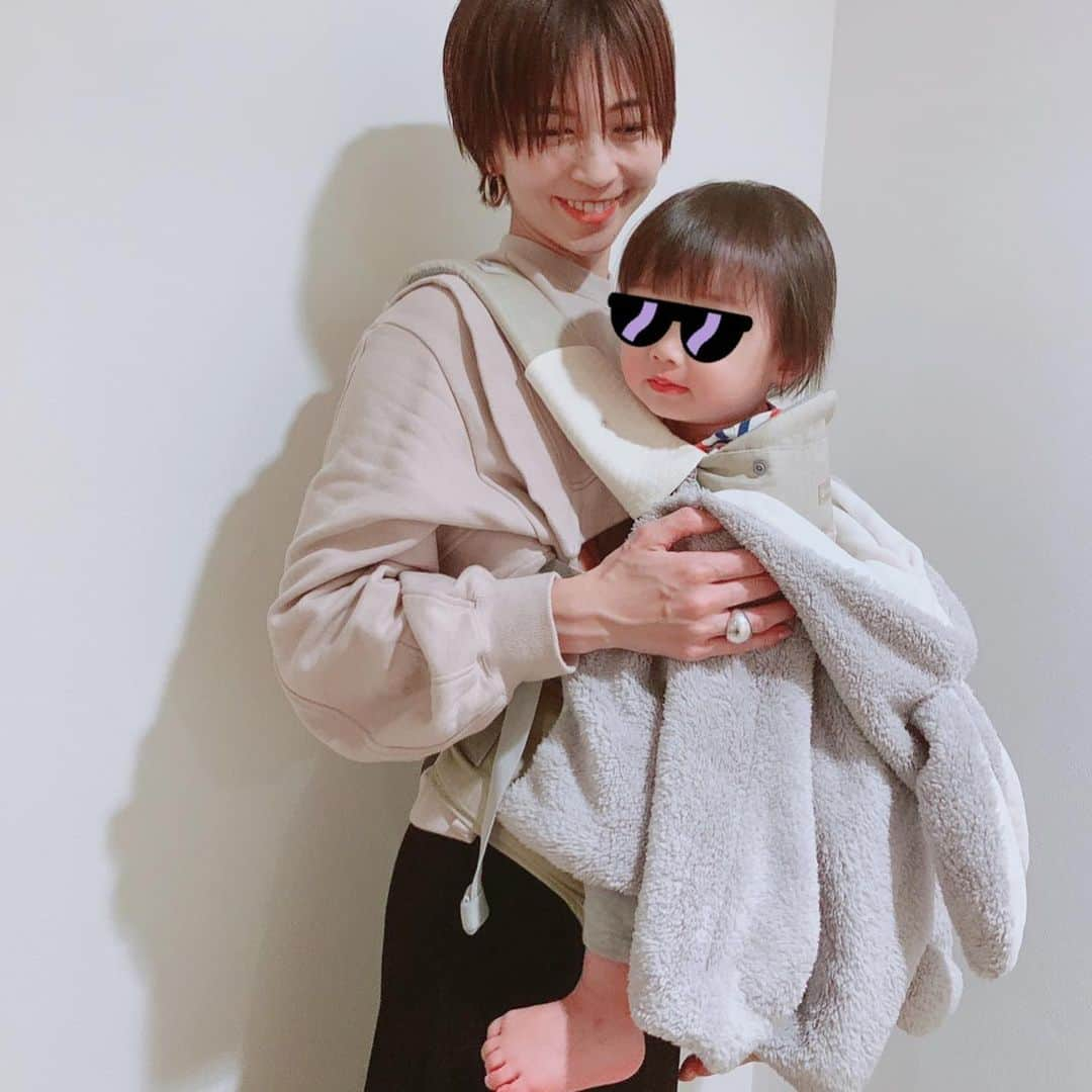 安田美沙子さんのインスタグラム写真 - (安田美沙子Instagram)「ふわふわうさぎポンチョプレゼント♪  こんばんは🌙 今日はママ必見！ とってもお買い得なお知らせです✨  プロデュースしているヒップシート抱っこ紐・ハグラクですが、 豪華なプレゼントキャンペーンを開催中です🎁  ハグラクをご購入でもれなくふわふわで暖かくて抱っこ紐の防寒ケープにもなるうさぎさんポンチョをプレゼント🐰✨  ぴょんと⻑いお耳がとっても可愛いポンチョです🐰🤍  公式サイト@cocopoupon_official にて 【先着20名様限定】のスペシャルな特典なので気になられていた方はお見逃しなく♪  『ヒップシートってこんなに楽なんですね！驚きました！』 と言っていただくことがとても多いのですが、 ハグラクは本当に抱っこがラクでママ・パパに嬉しい・便利な機能を たくさん詰め込んでいます🤍  公式サイトでは全額返金保証も付いていますので 安心してご購入頂けますよ☺️  1,000円OFFで購入できるクーポンコードは「misako01」です🤍  #ハグラク #安田美沙子プロデュース抱っこ紐 #抱っこ紐 #ヒップシート付き抱っこ紐 #ヒップシート #ヒップシートキャリア #ベビーキャリア #抱っこ紐選び　#ad」2月12日 19時58分 - yasuda_misako