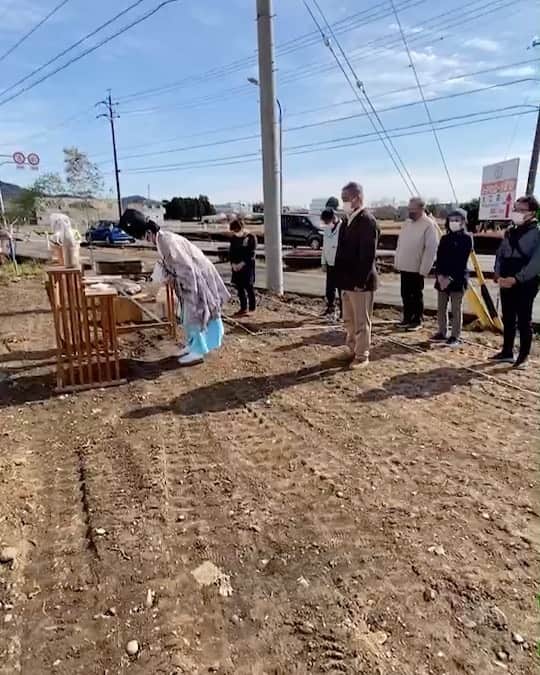 株式会社成正建装のインスタグラム：「Ｈ邸新築工事です🏠  地鎮祭です😊 良い天気になりました☀️  興味のある方はお気軽にお問い合わせください。 tel0568-67-6214 #愛知県 #犬山市 #工務店 #成正建装 #注文住宅  #木造  #新築 #地鎮祭 #神主 #不動産 #土地探し」