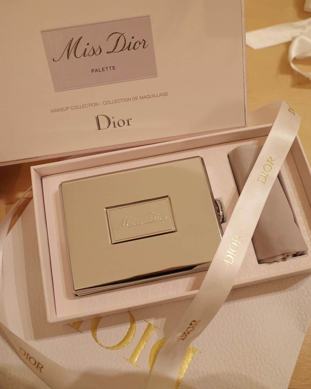 江野沢愛美さんのインスタグラム写真 - (江野沢愛美Instagram)「何年経ってもプレゼントを開ける瞬間って本当にワクワクするなぁ。  ポシェットもMiss Diorパレットもため息が出るほどの可愛さ。  次の晴れた日のお出かけで使おっと♡  I Love you❣️  @dior @diorbeauty  #missdior #dior #present #valentine」2月12日 18時33分 - enosawa_manami