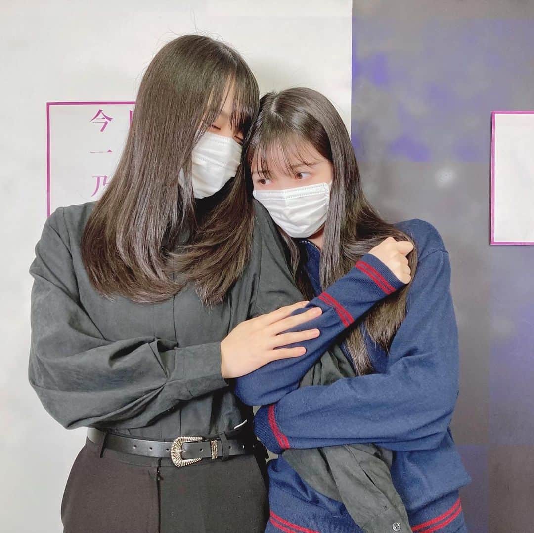 久保史緒里ファンアカウントのインスタグラム：「あらまぁ仲良しなこと #乃木坂46 #久保史緒里 #久保ちゃん #毎日久保史緒里 #久保ちゃん白すぎ可愛すぎ  #久保史緒里さんしか #毎日がkuboshioriday  #賀喜遥香」