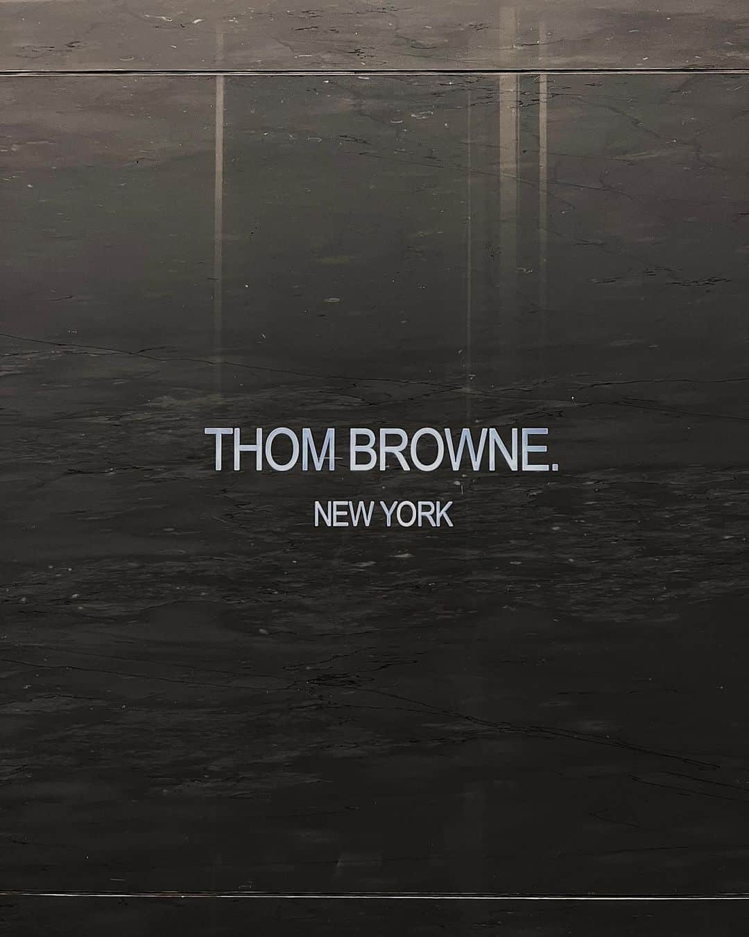 小原優花のインスタグラム：「New one @thombrowne   デニムがかわいくて一目惚れしたアウター🥰 IRALのブーツはパンツにも合わせやすいです🥾🖤  outer @thombrowne  tops/bag/hat @louisvuitton  bottom @nanushka  shoes @iral_official   #outfit #coordinate #ootd #fashion #monotone #thombrowne #louisvuitton #nanushka #iral」