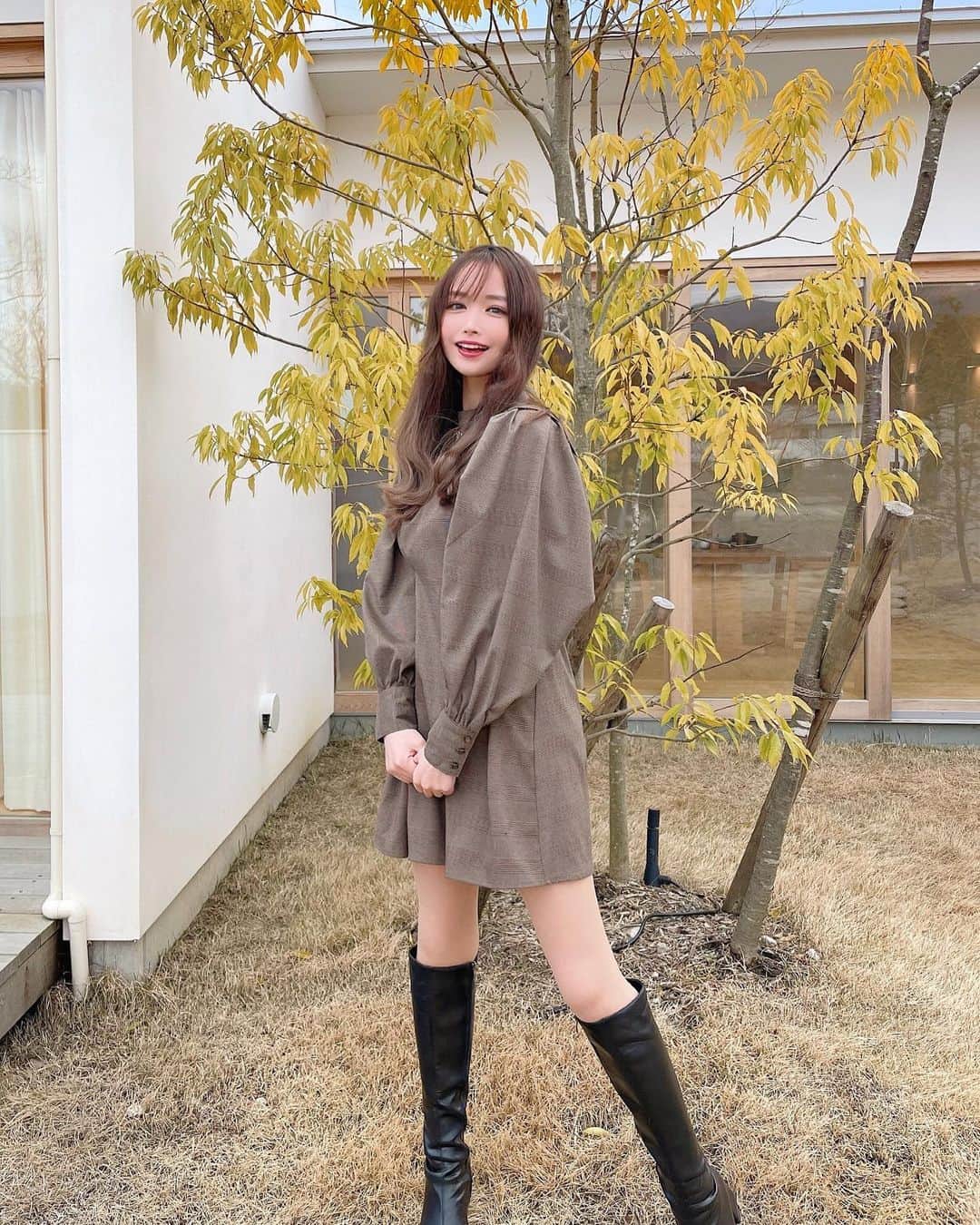 吉見衣世のインスタグラム：「色合いが好きな写真☺️💓  #ワンピース#ブーツ#旅行#笑顔」