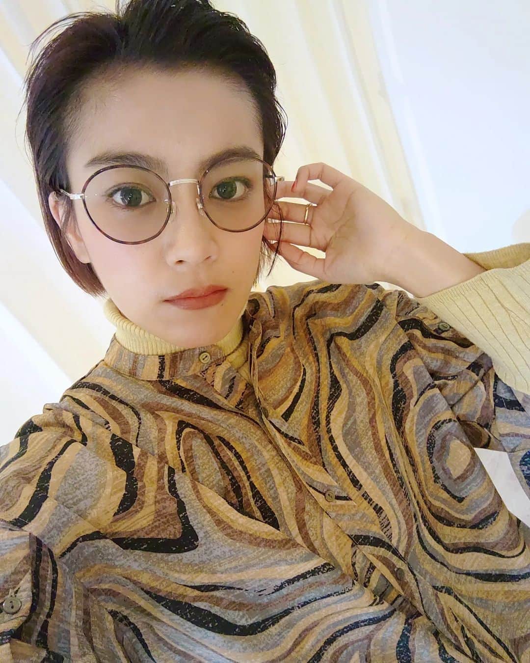 平アスカのインスタグラム：「オールバック楽🥺 柄シャツにワークアウトジャケット オラオラになりがち（笑） #code #ootd #outfit #fashion #ungrid #creolme #LiLDOR」