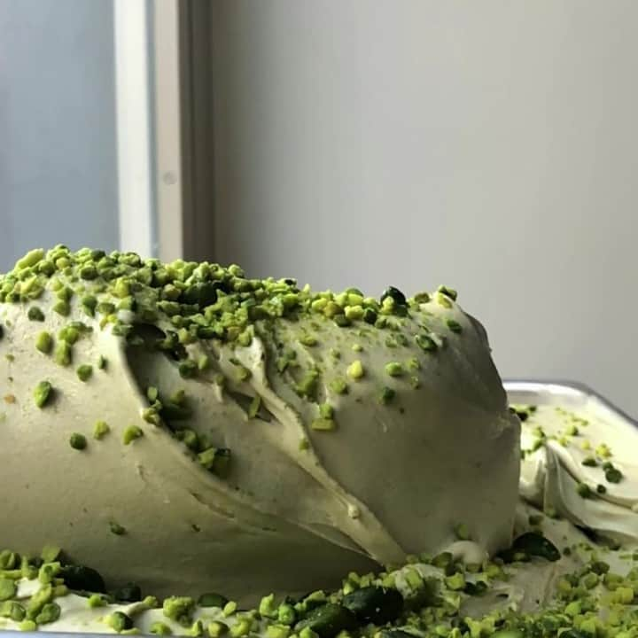 のインスタグラム：「Il più classico e raffinato dei gusti, tra i più amati dai nostri clienti: il pistacchio ti aspetta in gelateria, cremoso e croccante allo stesso tempo. 😍😍😍  Da gustare su cono o coppetta mentre passeggi, da solo o abbinato agli altri gusti che preferisci, oppure da portare a casa nelle nostre confezioni da asporto.   Ti aspettiamo! #gelateriamarghera」