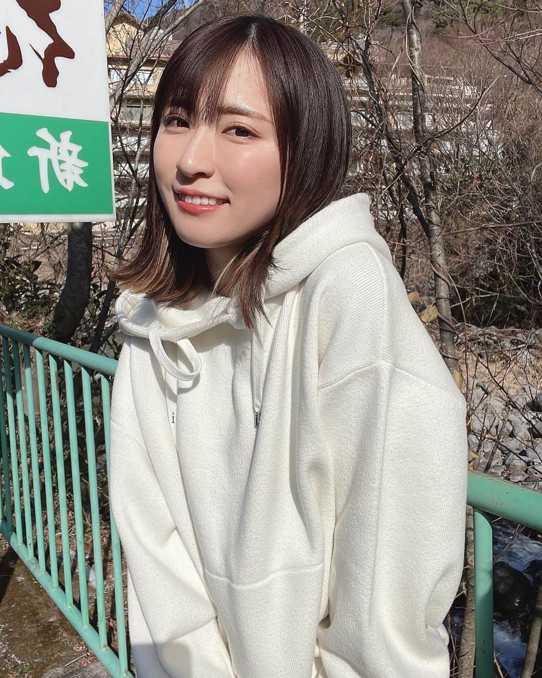 にこのインスタグラム：「インスタを放置しておりました🤒  めったに外に出ないので 写真がないだけです😗  最近はゾンビ映画にハマってます😧 もうすぐグロいのくるぞ！ っていうのがわかってきて グロいのだけは見ないようにできるスキルを手に入れました」