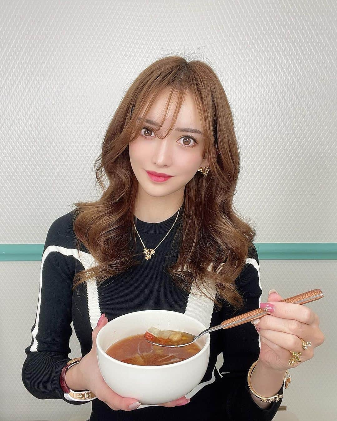 伊東亜梨沙さんのインスタグラム写真 - (伊東亜梨沙Instagram)「最近ハマってる LACOOK MARCHEのスープ🥫 . 寒いと美味しいスープ飲みたくなるよね🥺 水を入れてレンチンするだけなのにクオリティがお店みたいなの‼️ 具材もゴロゴロ入ってて腹持ちもよい✨ 冷凍庫で保存できるから消費期限も気にならないのも◎ . 料理って買い物に行く所から始まり後片付けもかなり面倒だから（笑）パパッと栄養あるもの取れるのも最高🔥 . 平均約200kcalくらいなのに量もたっぷりで食べ応えあるし何より美味しいし、少しダイエットしたい時とかにも🤍 . . #lacookmarche #ラコックマルシェ #美味しいスープ #もち麦ごはん #レンジで簡単 #pr  @lacookmarche  #野菜スープ  #ひとりランチ  #もち麦レシピ」2月12日 19時38分 - arisa__917m