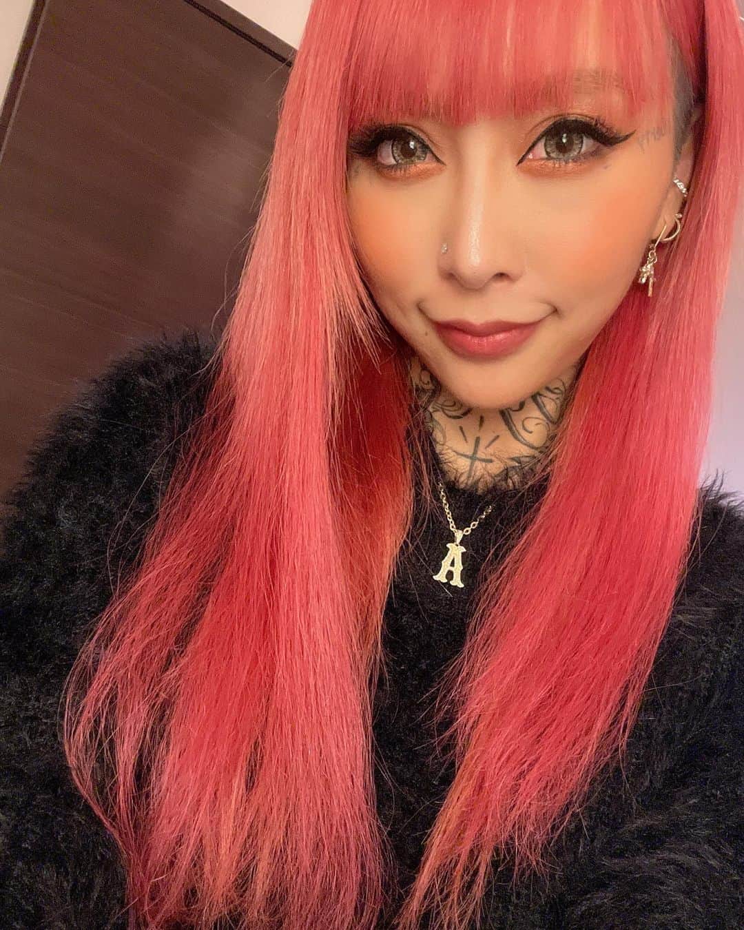 泉麻那のインスタグラム：「.  赤髪すぐ色落ちしちゃう🥺 維持するの難しいなー ま、ピンクも可愛いけど😏💘  #赤髪 #redhair  #pinkhair」