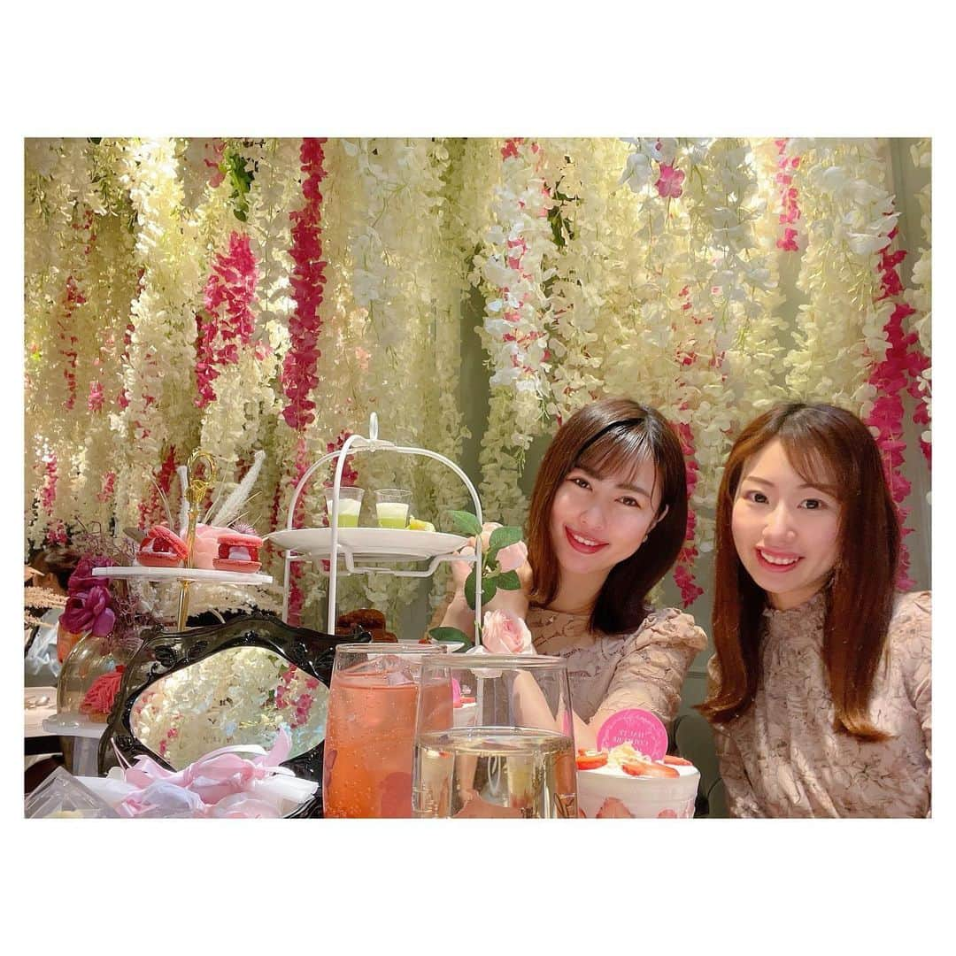 安蒜幸紀のインスタグラム：「. Birthday Party♡ . 誕生日でした🎂 当日は毎年お祝いしてくれている友達と🧡 かわいいお店すぎてびっくりした🧚‍♀️ . お誕生日メッセージくれた皆様 有難うございました😌💕 . #東京#中目黒#HAUTECOUTURECAFE#カフェ#レストラン#誕生日#バースデー#アフタヌーンティー#メッセージカード#花#紅茶#birthday#birthdayparty#sweets#afternoontea#tea#cafe」