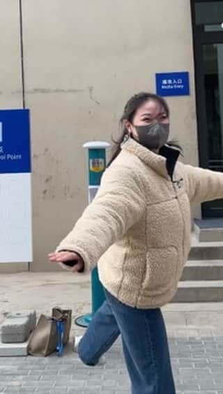 金海珍のインスタグラム：「휘리릭휘리릭!  나도 시합뛰는마음으로!👻 . #오랜만에회전점프 #beijing2022 #해설을준비하는마음 #시합준비처럼해설하기🤣 #mbc #우리나라선수들빳팅❤️」
