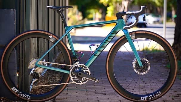 土井雪広のインスタグラム：「2022 new bike が納車になりました^_^ 今年からはキャニオンアルティメットcf Slx with sram axs red 仕様でサイクリング楽しみます🚴‍♂️  リムブレーキ仕様のイエローコルナゴちゃんと共に、日本に行く日まで体鍛え続けますー🤪🤪🤪  #canyon #canyonultimate #lovecycling」