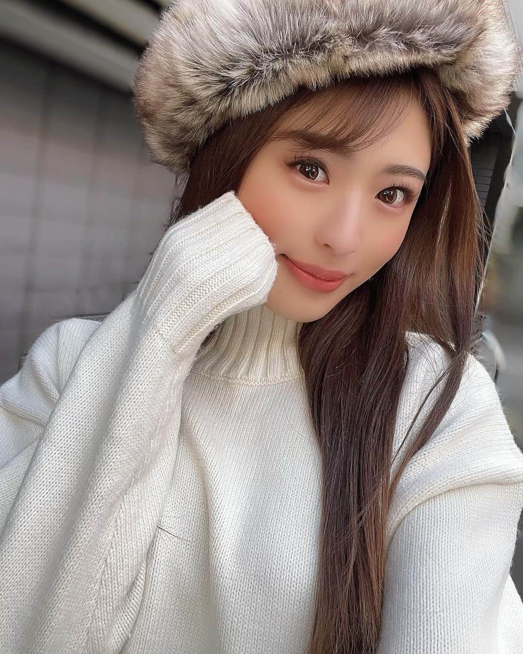MIYABIのインスタグラム：「こんにちは🌞  連休はいかがお過ごしでしょうか？🌼  たまにはリフレッシュして自分にご褒美💜 大事だよっ😘  素敵な1日を🐝」