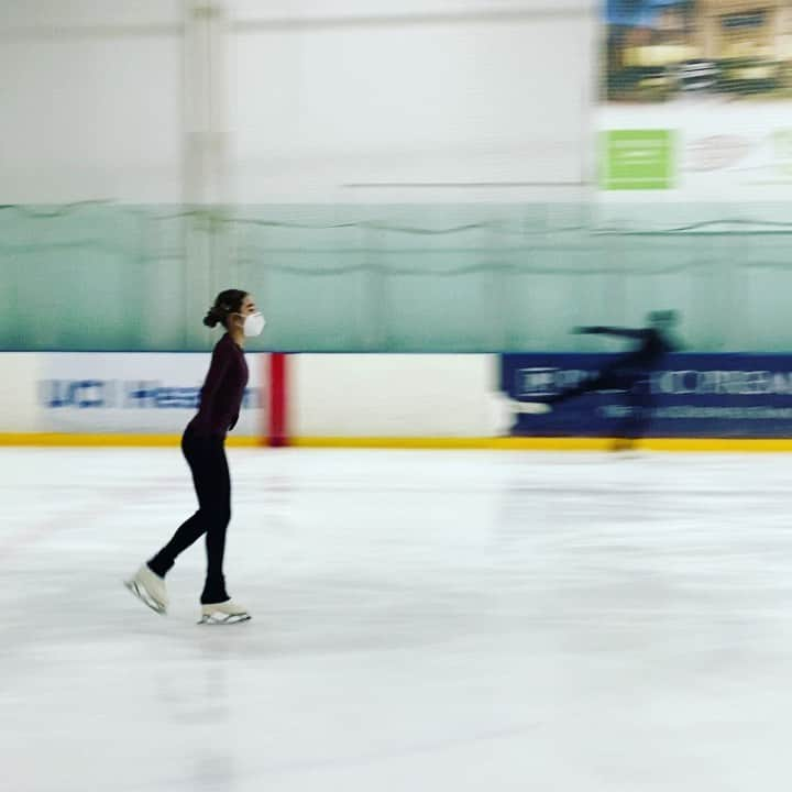 ジョナサン・カサーのインスタグラム：「It is always exciting to work with new students and watch them succeed. Your hard work and dedication will pay off this season, Katherine! Consistency is the 🔑. . . . . . . #flipfriday #tripleflip #figureskating #consistency #hardwork #future #proudcoach #usfigureskating #train #work #succeed」