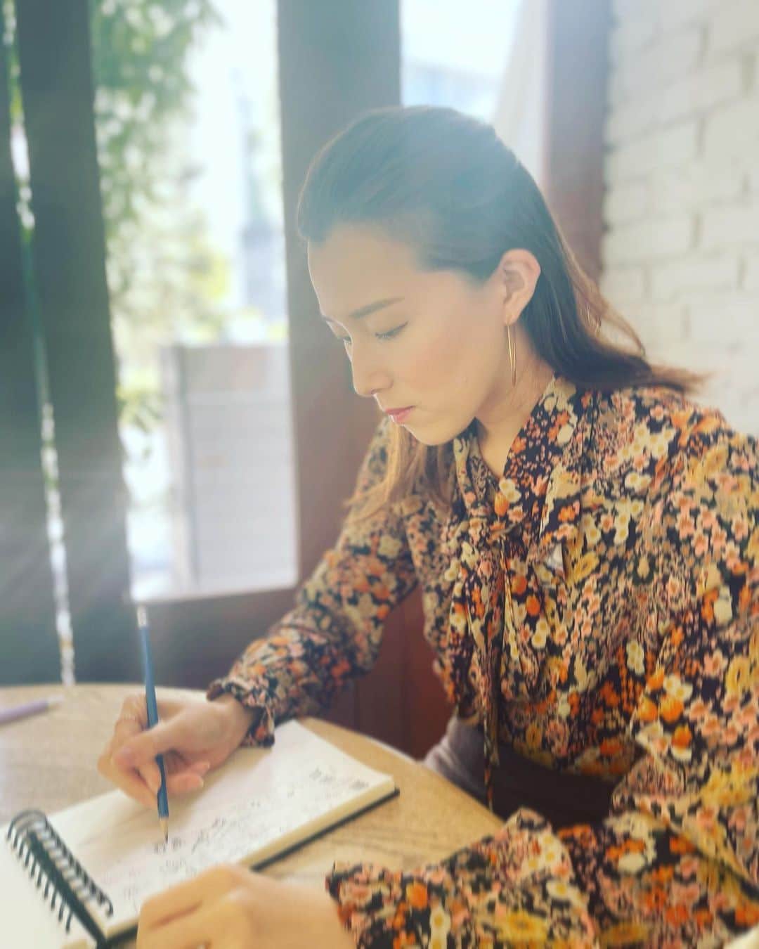 彩星りおんのインスタグラム：「3月のガラスの展覧会に向けてデザインを考案中…✏️🤨  私の今回のテーマのひとつはNew York🗽 住んでいた頃の懐かしい写真を見返していると手が止まってしまい、作業がなかなか進まない〜😅 コロナ禍で会えない家族のような友人や思い入れのある沢山の場所を想いながら、心を込めて制作いたします！💓🧫  どんなものが仕上がるか、私自身楽しみです☺️  ＊＊＊＊＊＊＊＊＊＊＊＊＊＊＊＊＊＊  山田えい子 & 元タカラジェンヌ 夢の饗宴 〜ガラスへの旅立ち〜  阪急うめだ本店 3月23日(水)〜3月29日(火)  https://www.hankyu-dept.co.jp/honten/h/bizyutsusanpo/index.html  《出展作家》 稔 幸、 白城あやか、 彩星りおん  ＊＊＊＊＊＊＊＊＊＊＊＊＊＊＊＊＊＊  #ガラス工芸家 #サンドブラスト #NY #NewYork #彩星りおん」