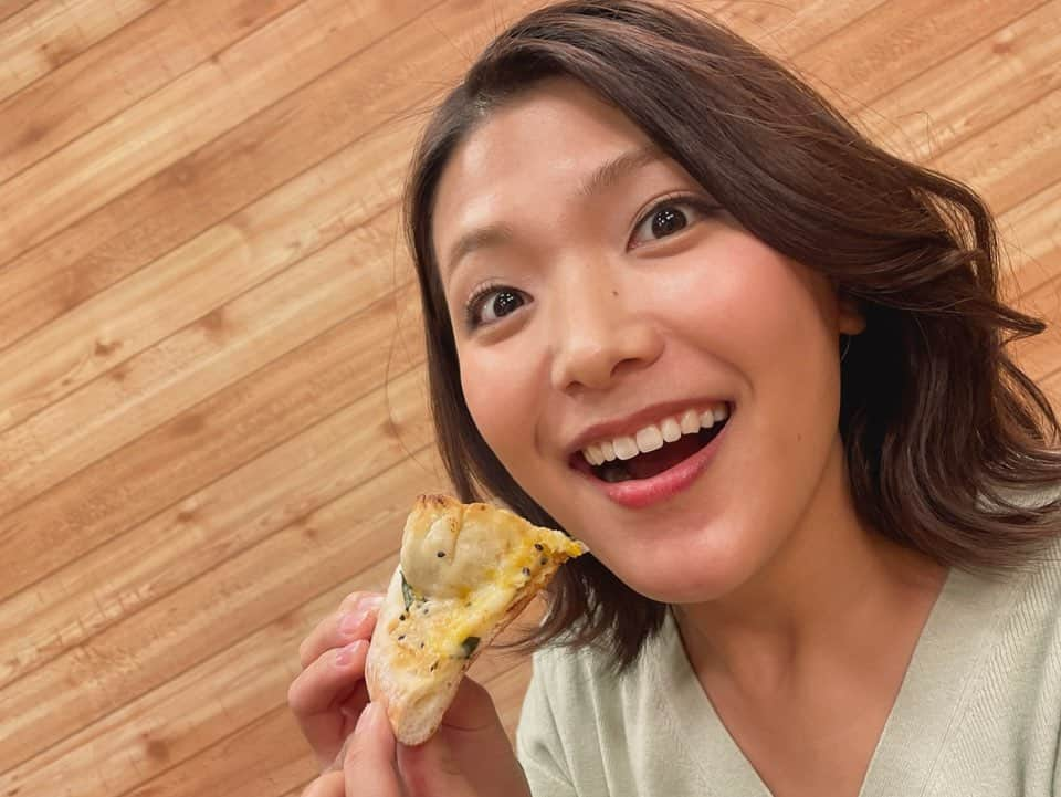 木岡真理奈のインスタグラム：「最近は3回連続ロケで餃子🥟🥟🥟 高知市南御座にできた 自販機ギャラリーでは 浜松餃子がのったピザが 買えちゃうんです😋  先週と今週のあさコレ！、 そしてキッチンカーのロケでも餃子でした🤣  #餃子 #餃子ピザ #森の工房マミーピザ #あさコレ！」