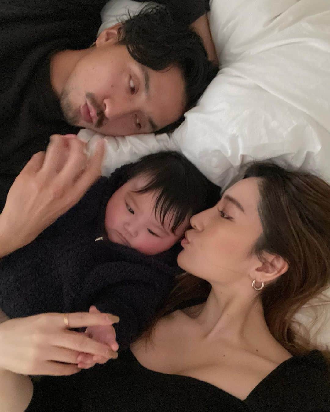 HARUEのインスタグラム：「7month 👶🏻🌼  クルクル寝返りしたり動ける範囲も広がって ますます目が離せないこの頃🐒🤍  喋る頻度も表情も増えてきて愛おしさ増し増し💘  #love #family #babyboy」