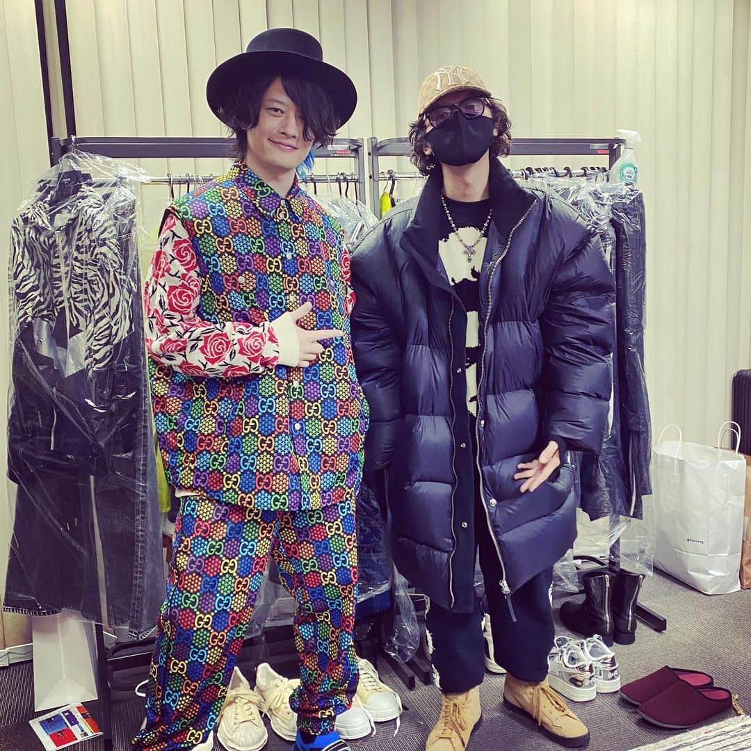 磯部寛之のインスタグラム：「Look who we have here! Always opens a new door for me, like this outfit that I probably would never choose for myself lol Awesome. Hiro この衣装はこの漢のスタイリング。常に新しい扉を開いてくれます。自分では多分選べないもんなぁぁぁぁこれは。さすが。ひろ #alexandros #rocktheworld #musicvideo #outfit #サトヤスタイリング」