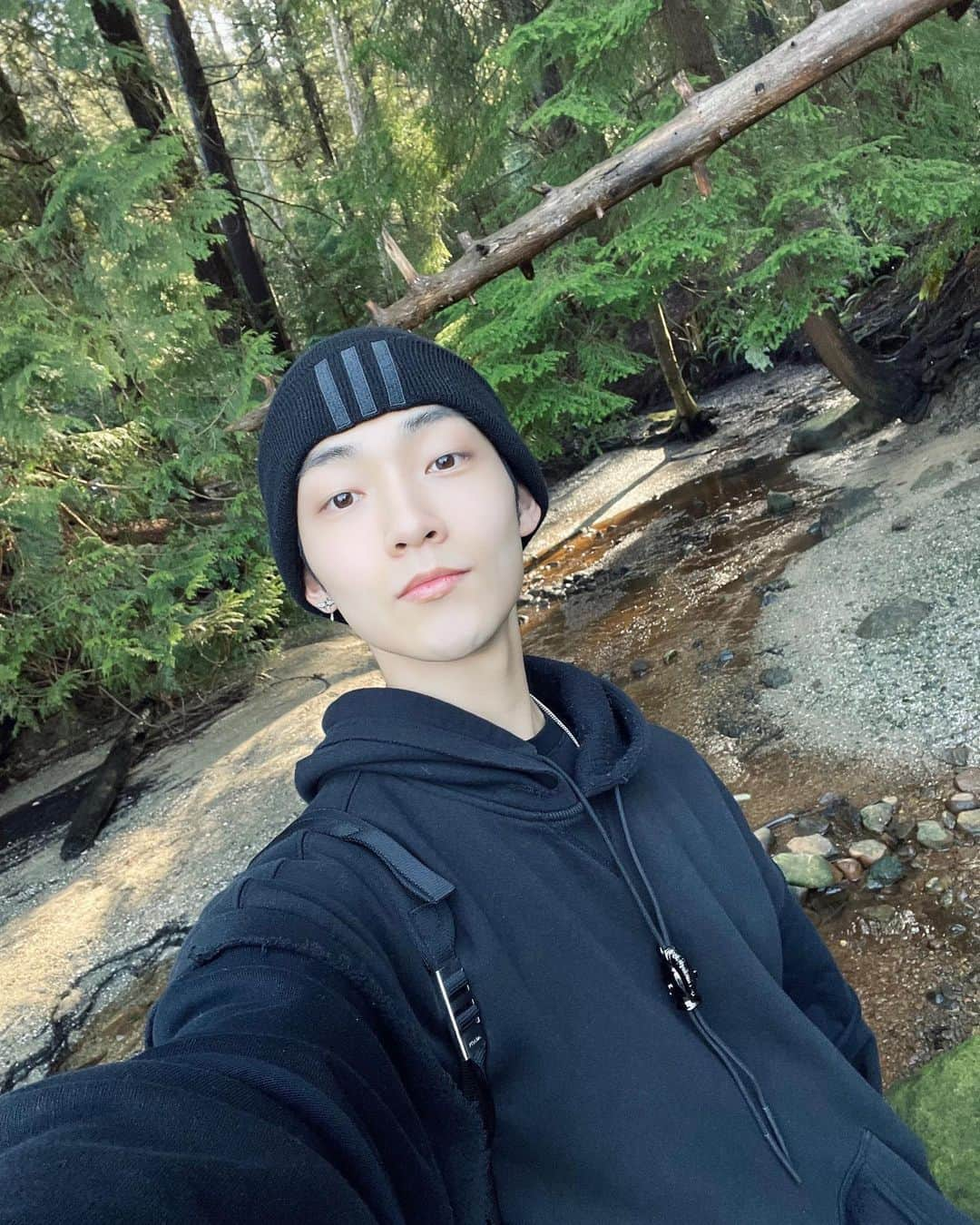 THE BOYZさんのインスタグラム写真 - (THE BOYZInstagram)「Mountaintop yesterday, beachside today 🥰」2月12日 13時33分 - official_theboyz