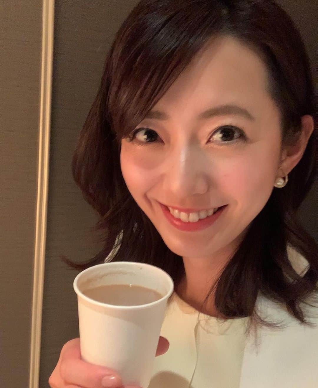 のインスタグラム：「. 連日、心動かされる熱戦が続いていますね🥺！ ⁡ 今夜フジテレビでは、スキージャンプ男子ラージヒル決勝の模様を中継でお伝えします⛷ 小林陵侑選手らのビッグジャンプに期待しましょう！ ⁡ そんな冬の五輪の必需品といえば…ホットドリンク☕️ ⁡ 日々取材や中継が終わりお部屋に戻ってから、 日本から持ってきたお味噌汁、緑茶、カフェラテなどを飲む時間がホッとする瞬間です😊✨ ⁡ 最近は緑茶に梅干しチューブを入れて飲むというおいしさを新たに発見しました💡笑 ⁡ 様々な制限がある中ですが、 日々の小さな楽しみを見つけて過ごしています💠 ⁡ #フジテレビアナウンサー #内田嶺衣奈 #北京五輪 #スキージャンプ #男子ラージヒル」