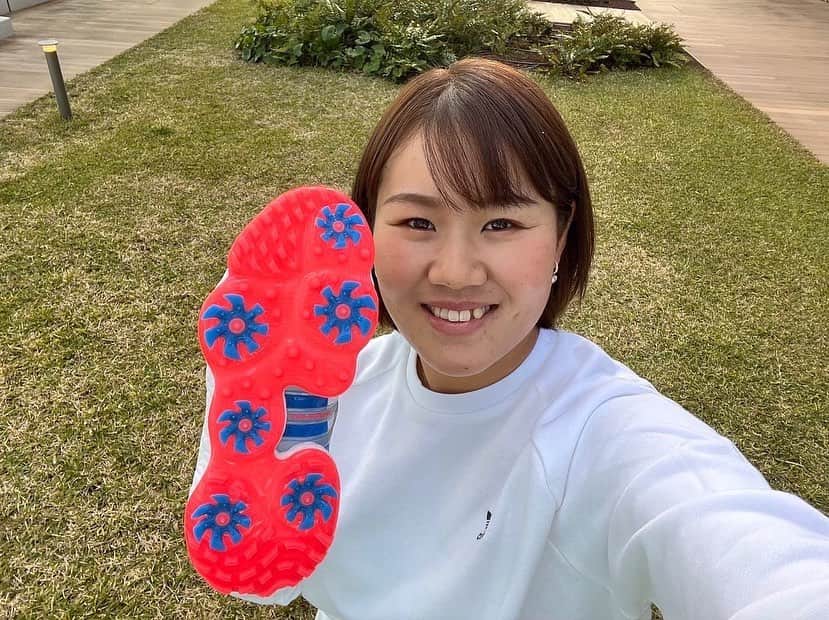 畑岡奈紗のインスタグラム：「2月10日に発売された『TOUR 360 22』を早速開幕戦から履かせて頂きました👟 昨年までもTOUR360モデルを履かせて頂いておりましたが、今回のTOUR360 22 はスパイクとスパイクレスが融合した"スパイクモア”という新しいカテゴリーとなり、日本では約1ヶ月後にBOAモデルも発売される予定です！ 今までのスパイクレスの良い部分も残しつつ更にパワーアップした @adidasgolf シューズと共にこれから沢山の試合を戦っていくのがとても楽しみです😊 1枚目の写真のアウトソールは動き・用途に合わせて性能が変わる”タービンスパイク”といって、クリートの形が独特で、スイング時に体重が掛かると初めてクリートの中心部分が地面に刺さるので思い切ってスイングする事が出来ます🏌️‍♀️ シューズのサイズによってクリートの大きさも変わっているので足に掛かる負担も軽減されます！  この3週間のオフでしっかり調整して、シンガポール・タイでのアジア2連戦頑張ります😃  #アディダスゴルフ #ツアー360 #ずっとゴルフ #createdwithadidas @adidasgolf @adidastokyo」
