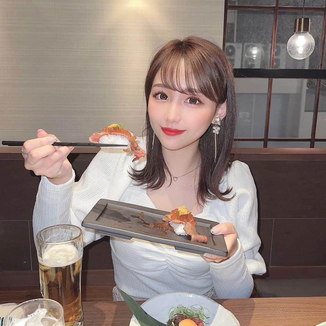 加藤里奈さんのインスタグラム写真 - (加藤里奈Instagram)「⋆  栄にある味樹園さんにお邪魔しました☺  ずっと焼肉食べたかったのでうれしい～🍖  𓏸特選9種1枚盛 𓏸和牛ユッケ風レアステーキ 𓏸塩ポン酢で食べる塩タン 𓏸黒毛和牛サーロインうにクラ炙り寿司 𓏸韓国キムチビビンバ 𓏸ミルク杏仁 𓏸プリン物語  をいただいたよ  まったりくつろげる個室テーブル席、 ライトもおしゃれで、雰囲気も素敵でした。  まずは大好きな塩タンからスタート。 塩ポン酢がとてもスッキリしていて、とても美味しかったです。  中でも一押しなのが、 黒毛和牛サーロインうにクラ炙り寿司。  黒毛和牛の炙り寿司の上にウニといくらが乗っていて、 とっても贅沢。なのにコスパ良い！ 味もとても美味しくて、おかわりをしちゃいました。  また、特選盛もとてもお値打ちで いろいろな部位を食べ比べできて、とても楽しかったです。  そして、デザートで頼んだプリン物語が絶品でした。 是非試してみてほしいです。  #カフェ #カフェ巡り #カフェスタグラム  #カフェご飯  #栄グルメ #久屋大通グルメ #名古屋グルメ #名駅グルメ #名古屋ランチ #名古屋ディナー #名古屋カフェ #名古屋駅グルメ #名古屋テイクアウト #愛知県 #名古屋 #大須グルメ #大須食べ歩き  #大須ランチ #愛知ランチ #栄焼肉 #焼肉 #味樹園 #焼肉屋 #焼肉ディナー」2月12日 14時30分 - katoco0326