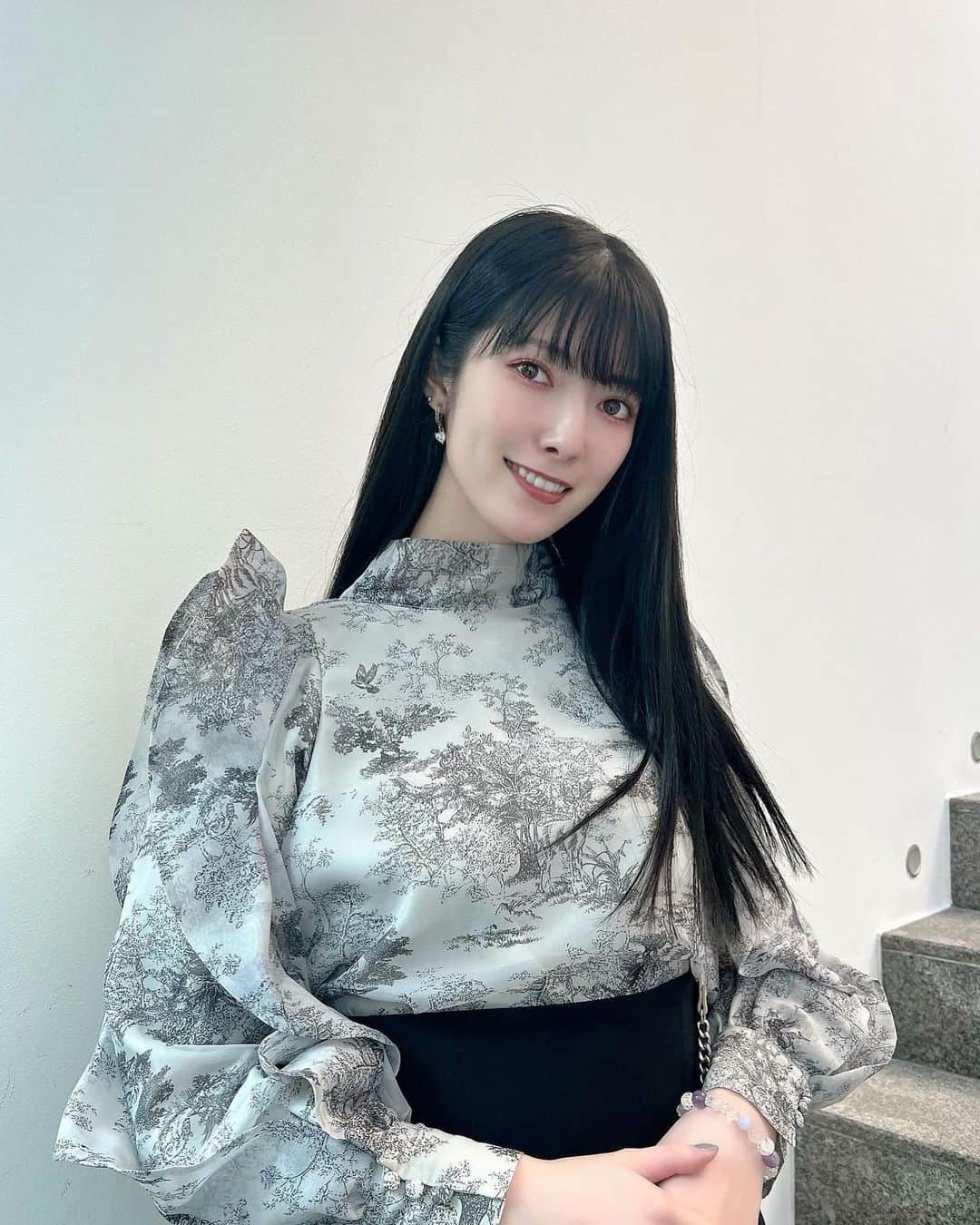 のインスタグラム：「髪の毛めっちゃ伸びたと思わない？？ 多分みんなは笑顔の写真が好きって言うんだろうな、と思いながら真顔のやつを1枚目にしようとしたけどやっぱり笑顔のやつを1枚目にしました さて、みんな何枚目がお好み？  #snidel #photo #japan #model #me #hair #fashion #selfie #makeup  #followme #instagood #camera #instadaily #dailylook #사진 #데일리  #데일리 #셀카 #메이크업 #아이돌 #일본 #일본여자」