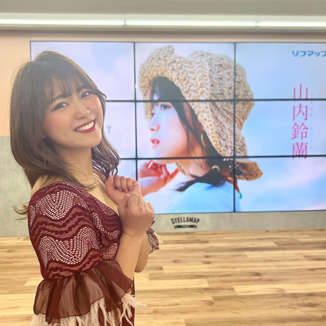 山内鈴蘭さんのインスタグラム写真 - (山内鈴蘭Instagram)「2nd DVD【Lily:set】発売記念イベント🌸ありがとうございました🥺 ． SKE48を卒業後、 はじめてのDVDということで ″山内鈴蘭″とは何か？ という部分をより知ってほしい 感じてほしいという思いで 撮影させていただいた作品です☺️🌸 ． 奄美大島で自分と向き合う旅。 自撮りがメインで沢山想いをお話ししています😋(ほとんど私のポジティブな楽しい内容になってますので気軽にどうぞ！笑) ． 本当に皆さんがいてこその私です☺️ ． 見てほしいシーンがいっぱいあります！是非、私、山内鈴蘭を知ってくださると嬉しいです💗💗💗💗💗 ． ． 明日は名古屋でイベント！ よろしくお願いします！ ． ． #Lilyset #グラビアDVD #DVD #グラビア #イベント #ソフマップ #衣装 #ワンピース #gorurun #リバプール #山内鈴蘭」2月12日 20時01分 - xxsuzuranxx