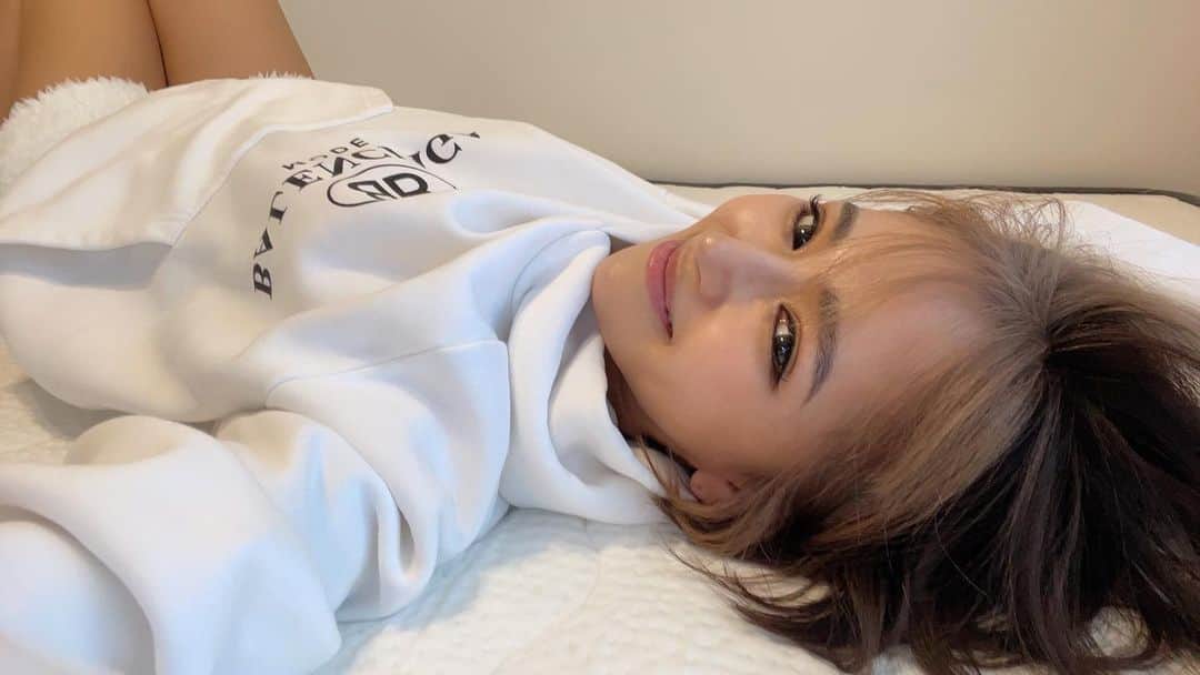 平沼ファナさんのインスタグラム写真 - (平沼ファナInstagram)「ひらぬま、寝るの大好きやから マットレスにもこだわりがあって  いろんなの探した結果 ネルマットレス @nell_mattress にたどり着いた🛌💓  ほんまにこれに変えて寝心地が最高すぎる🥺✨✨  ネルマットレスは ①ポケットコイルマットレスで通気性が良く 反発力に優れている  ②優れた体圧分散 高級ホテルに多く導入されてるマットレスの2倍の量のポケットコイル使用してるため 体の支点が多く、優れた体圧分散を実現してる  ③センターハード構造 腰部分をやや硬めに設定しているので、睡眠中の寝返りをサポートしている  本当におすすめやから気になる方はぜひ使ってみてね🧞‍♀️  毎日、寝心地良くて「ふぅ」ってなるよ✌️  #NELLマットレス #ネルマットレス #腰痛 #肩こり #睡眠 #睡眠不足 #腰痛改善 #肩こり解消 #マットレス #PR」2月12日 15時13分 - yoon_phana