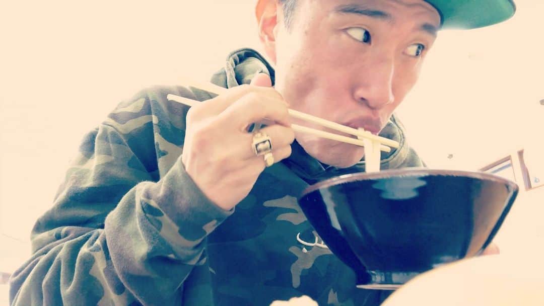 KOHSHIのインスタグラム：「リハ前に高松をいただきに。  出汁が旨すぎた❗️ 今日のステージドリンクはコレで決まり👀」