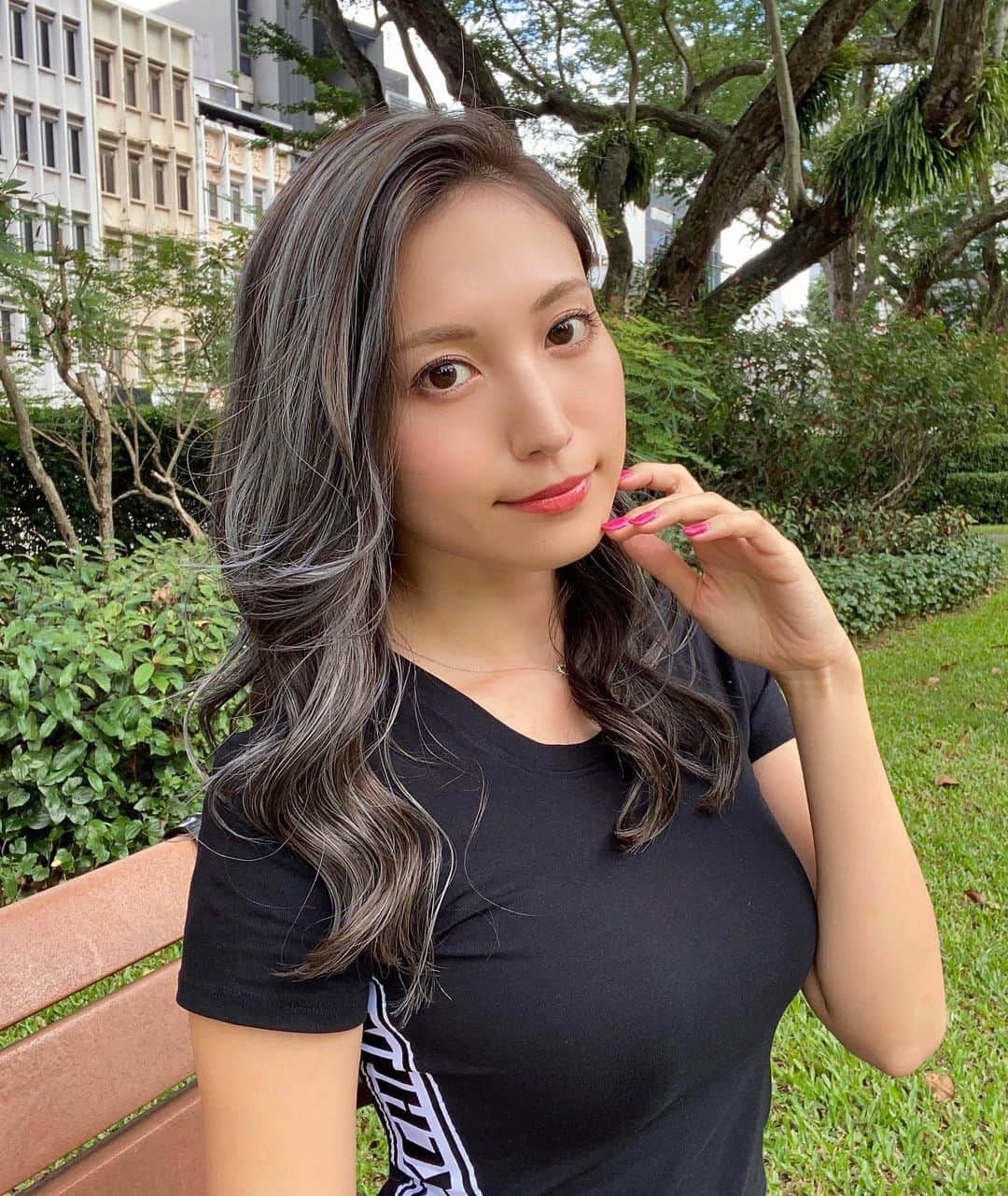 のインスタグラム：「Highlights hair🤍🖤  イメチェンしたくて初めてメッシュ入れてみたよ🥳 もう少し経つとグレーが抜けて更にいい感じの髪色になるらしい🥺楽しみ🥺💖  今回もゴッドハンドの @teppei.j さん☺️ 私が「イメチェンしたくて、メッシュか毛先だけ金髪にするか前髪作りたいんです〜」って言ったら まとまり無さ過ぎて笑ってた🤣🤣 いつも私のザックリした要望をまとめてくれてありがとうございます🤣💖  私のインスタ見たで平日30%、祝日20%offになるので @teppei.j にDM予約してみてね😉  Dyed my hair for @teppei.j 💇‍♀️  You'll get a weekday 30%, weekend 20% discount,so please DM @teppei.j to make a reservation✨  #singapore#シンガポール#singapura#海外生活#海外旅行#シンガポール暮らし#シンガポール生活#シンガポール在住#シンガポール在住日本人#シンガポール美容室#シンガポール美容院#singaporehairsalon#singaporehairstylist#japanesemodel#cewek#gadis#gadiscantik#メッシュ#highlightshair#ハイライト#メッシュヘアー#ロングヘア#longhair#ヘアカタログ」