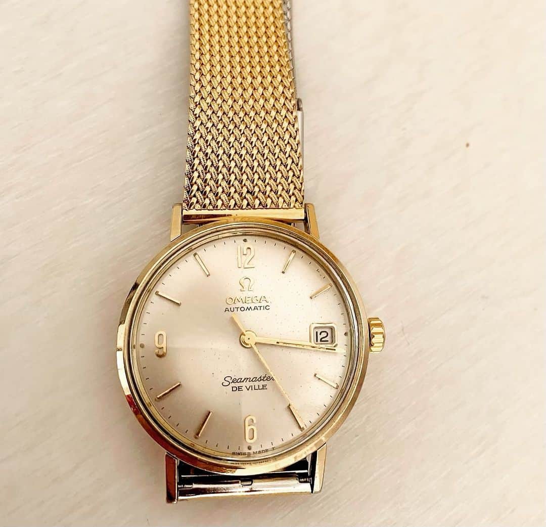 長野智子さんのインスタグラム写真 - (長野智子Instagram)「古びた腕時計。60年以上前のものとのこと。  母が生前大切にしていた父の形見のオメガが出てきたので修理をしたら、元気に動き出しました☺️  あまりにピッタリサイズで改めて親子だなあ。。w  大事に引き継いでいきます。  #形見 #オメガ　#omega  #腕時計 #母」2月12日 15時50分 - naganotomoko