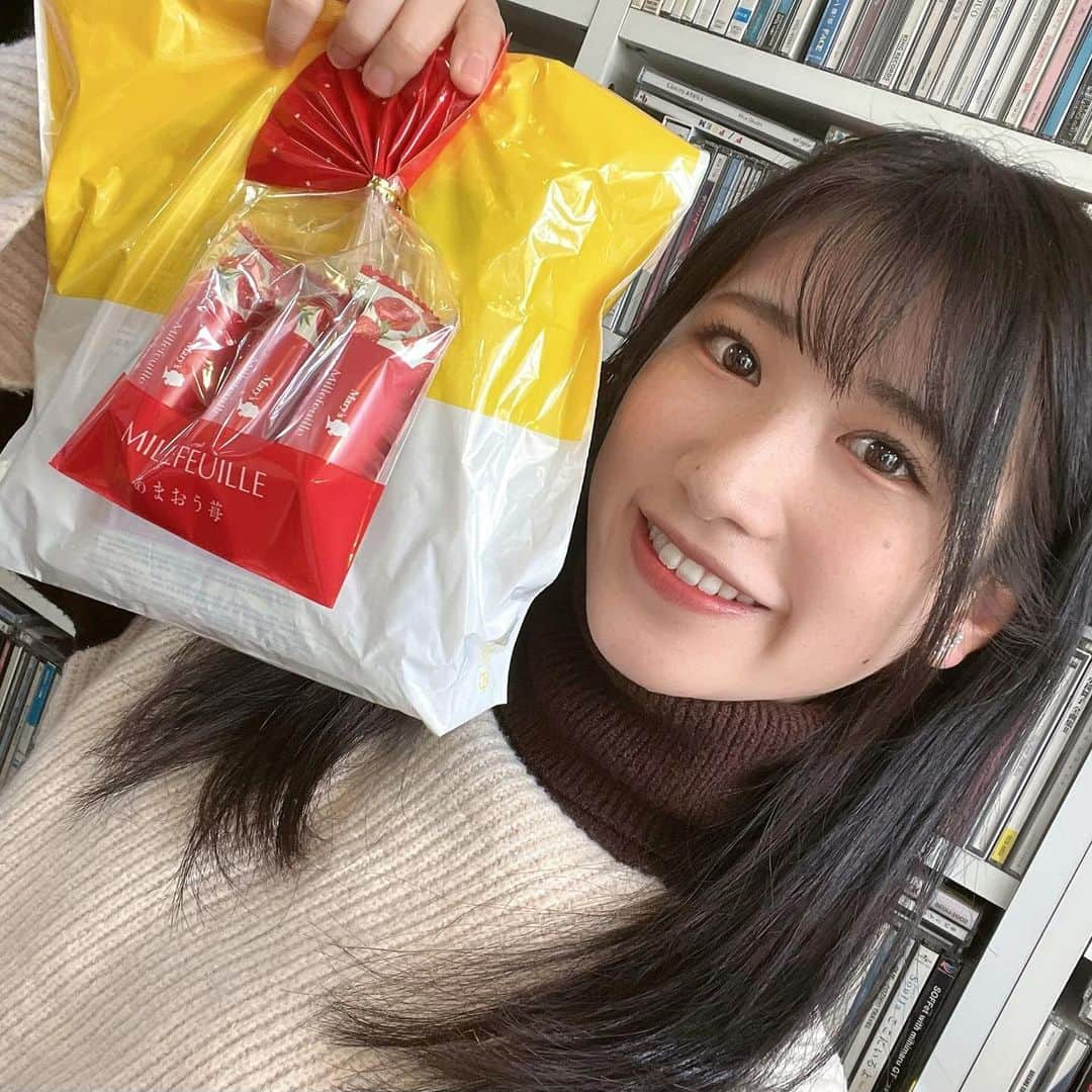 加藤一華さんのインスタグラム写真 - (加藤一華Instagram)「. ラジオでも祝ってもらいました！ まさかのホールケーキ🎂😆  ラジオのスタッフの皆さんからも いただいてしまった……🤦🏻‍♀️ レインボータウンFMだいすき…！  直接会ってお話はできないけど 観覧もじわじわ再開して嬉しい😭😂 そして皆のマナーの良さに 改めて感謝します🙇‍♀️✨ ありがとうございます！  沢山メッセージもいただいて ありがとうございました❣️  ラジオでもお話したけど 明日から始まる誕生日動画は マジで凄い凄いの連続です。。 絶対見て…マジで……！！！ (いちなるTVにて２本立て)  本当みんな気絶しないでね…😭🌟 (いい意味で)  13日の動画は普段通り17時公開で 14日の動画は 17時プレミア公開予定です！！！ 一緒にチャットしながら楽しもう💖  #ときジュー #いちなる #なるに大感謝の2日間 #バーゲンセールの名前みたいだな #明日からスタートです！ #ドキドキドキ #みんなにも幸せ伝われえええ」2月12日 16時31分 - ichika_kato